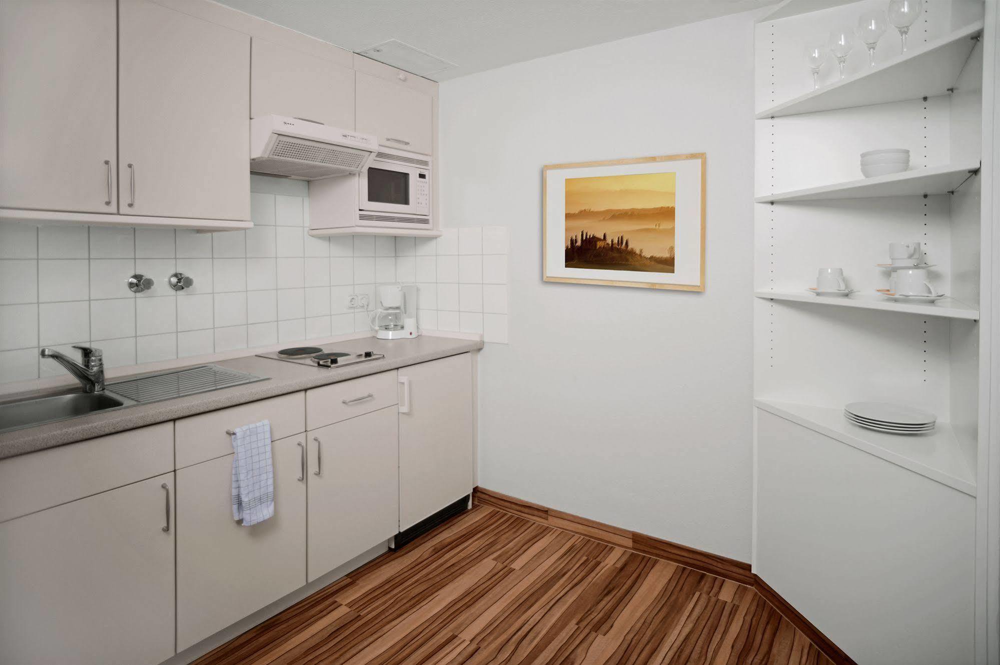 Airport & Seminarhotel Ной Изенбург Екстериор снимка