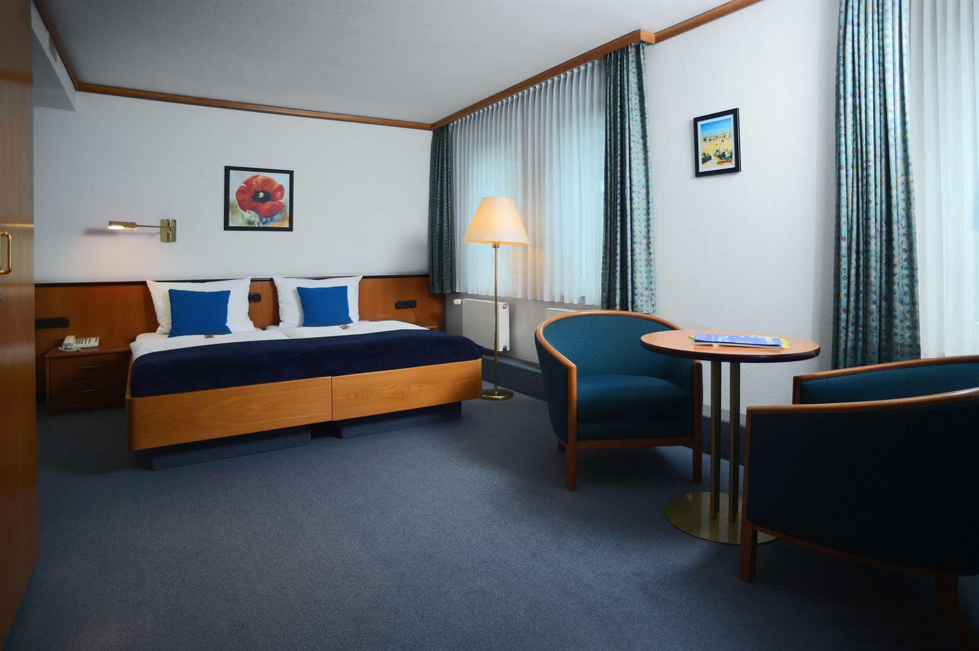 Airport & Seminarhotel Ной Изенбург Екстериор снимка