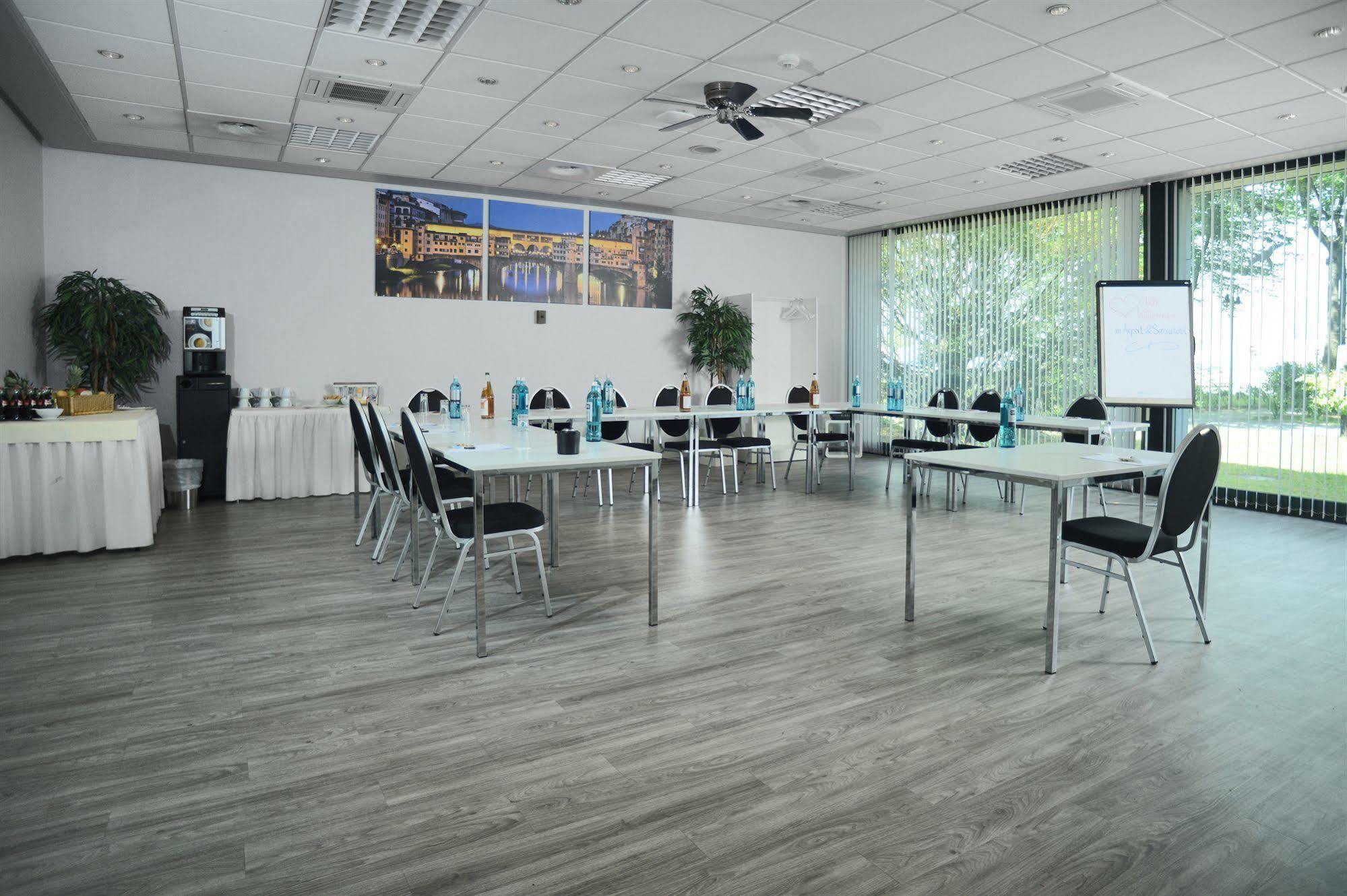 Airport & Seminarhotel Ной Изенбург Екстериор снимка