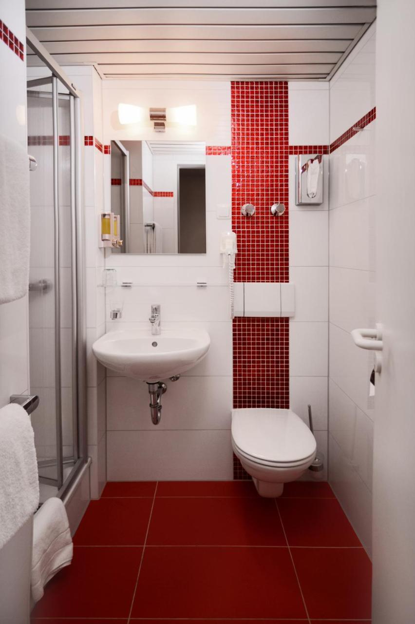 Airport & Seminarhotel Ной Изенбург Екстериор снимка